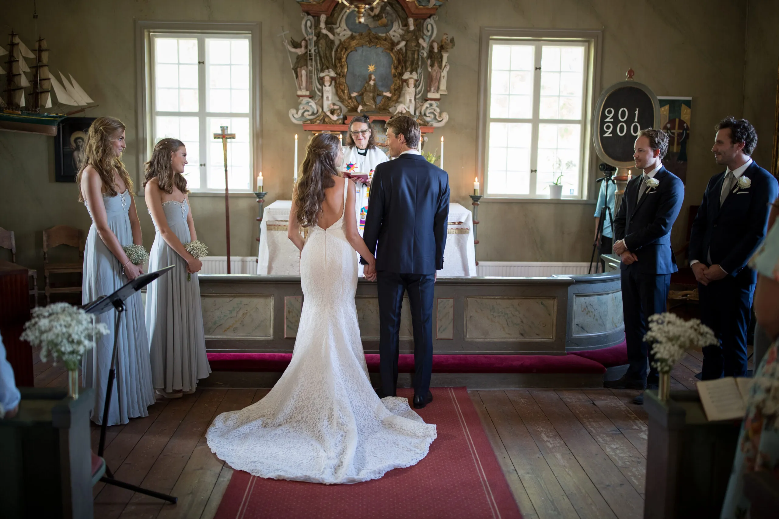 Brudpar utanför Djurö kyrka