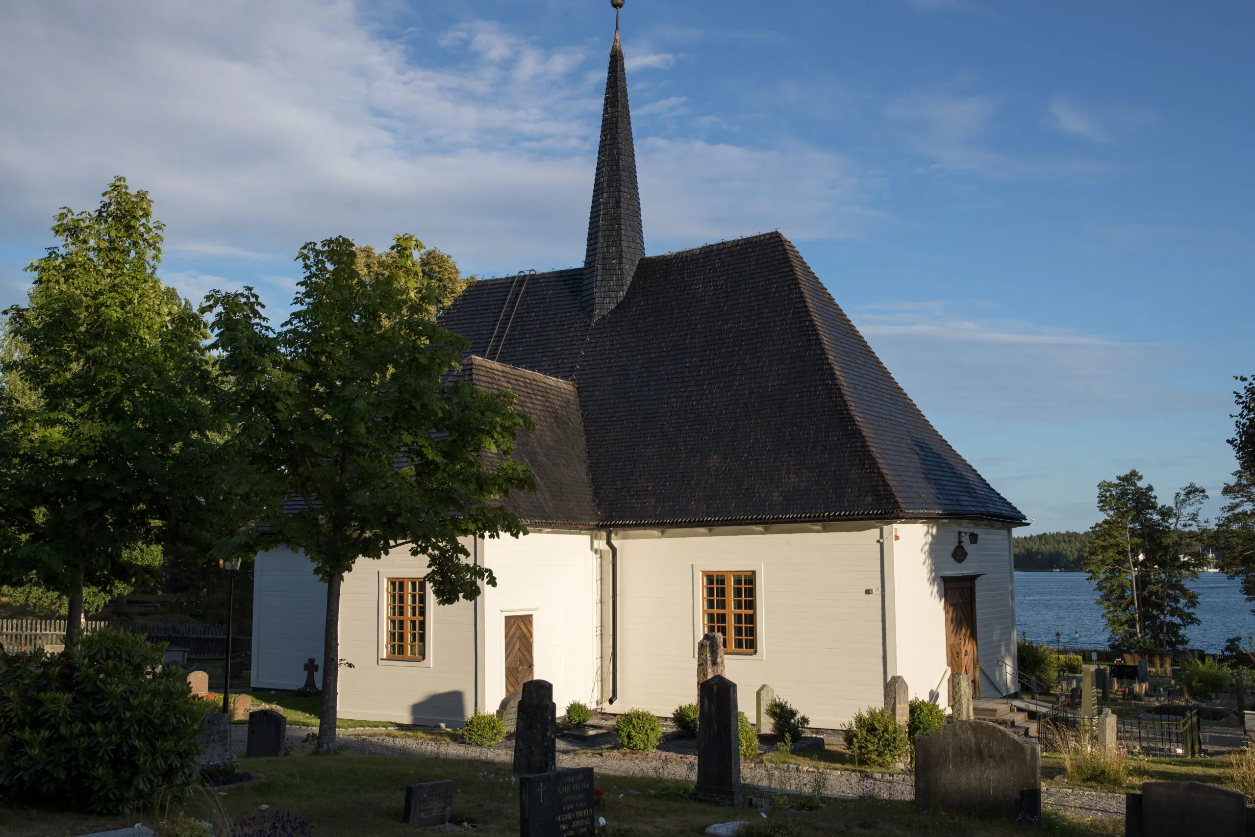 Djurö kyrka i skärgårdslandskapet