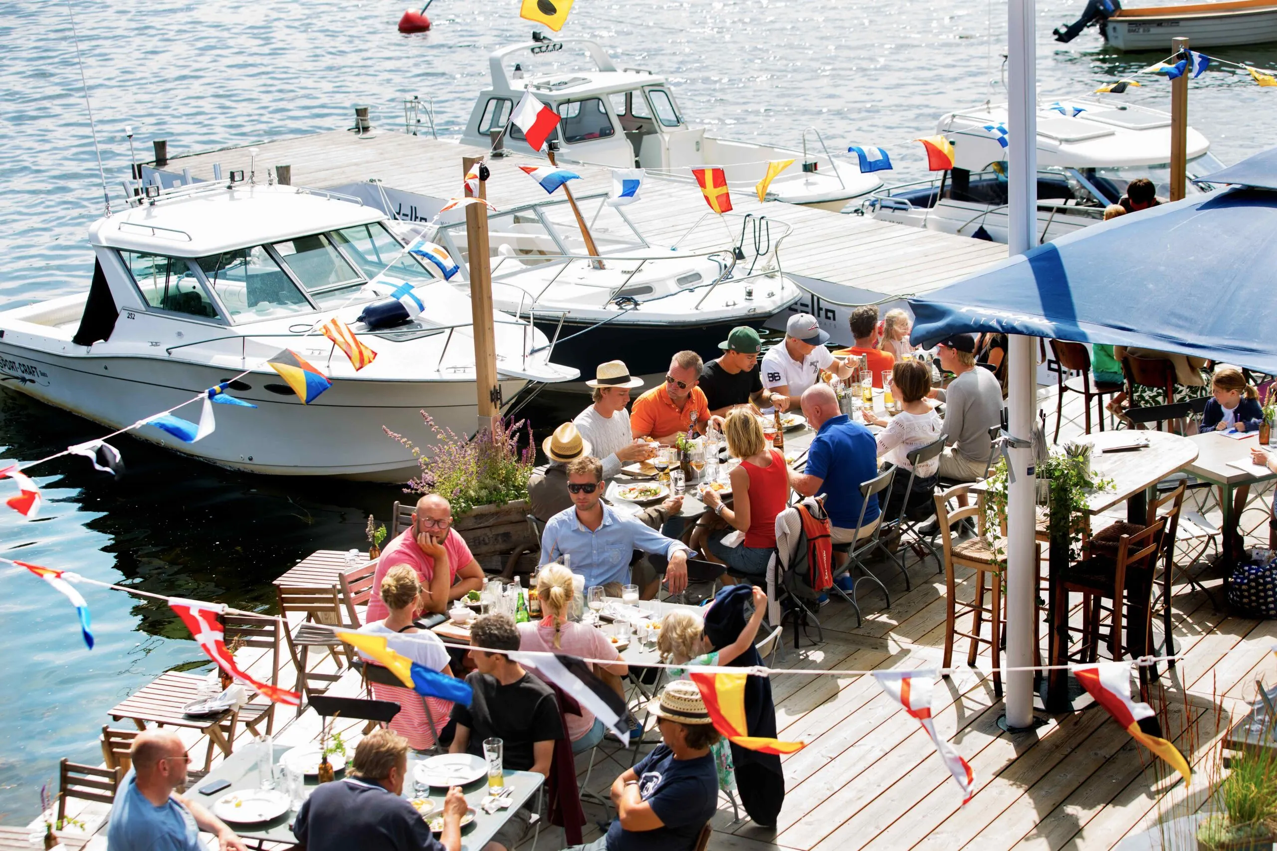 Motorverkstan Bistro och Bar sett från vattnet på Djurö